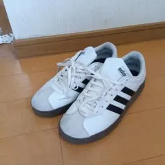 adidas ホワイト/ブラック スニーカー24