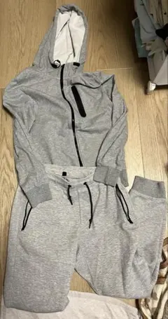 フード付きグレーセットアップ