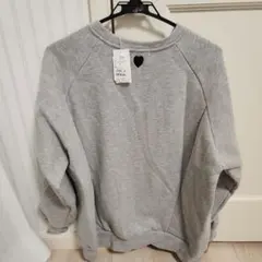 グレー ハートロゴ ラグランスリーブ トレーナー