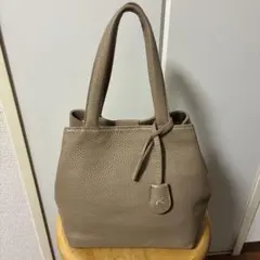 キタムラ　K刺繍チャーム付き　シュリンクレザー　ハンドバッグのサムネイル
