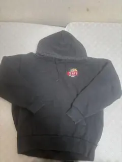 黒 フード付きパーカー ロゴ付き　刺繍