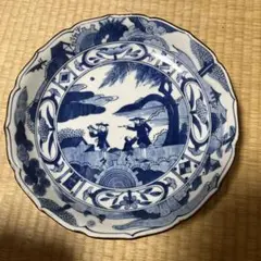 青白い和風デザインの皿