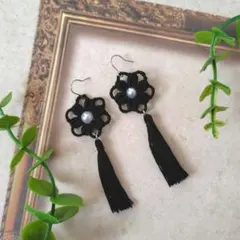 タティングレース モチーフとタッセルのピアスB ブラック