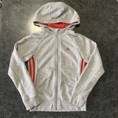 美品adidas フード付きパーカーグレー 、レッド3ライン140cm 上着
