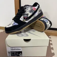 Supreme × Nike SB Dunk Low 