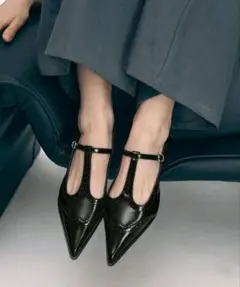 【美品】ポインテッドトゥ Tストラップ フラットパンプス ブラック