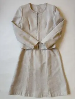 春のセレモニーに◎ 上品ベージュスーツ