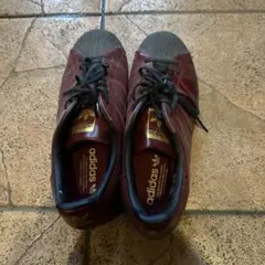 adidas バーガンディ スニーカー