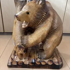 クマと魚の木製彫刻 約24cm