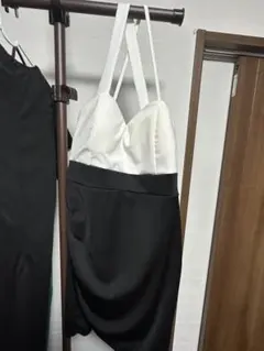 ホワイトとブラックのストラップ付きミニドレス