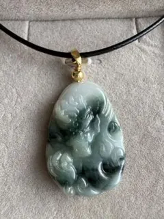 (1394) 天然翡翠Ａジェット　ハンドメイド龍彫刻ペンダントトップ　紐付き