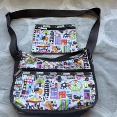 レスポートサック　カラフルな遊園地デザイン ショルダーバッグ　ポーチ付き