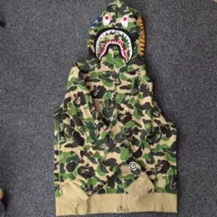A BATHING APE 緑 シャークデザインのフルジップパーカー