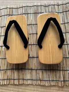 伝統的な木製下駄 黒ストラップ付き