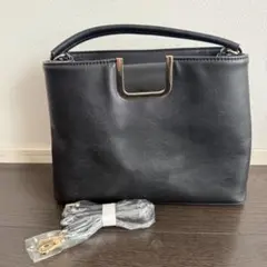 黒の合成皮革ショルダーバッグ