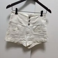 ホワイト ボタン付きショートパンツ