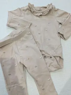 H&M ベージュ 花柄ロンパース・カバーオール