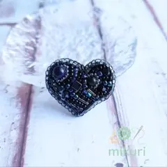 黒ハートのビーズ刺繍ブローチ　ハンドメイドアクセサリー