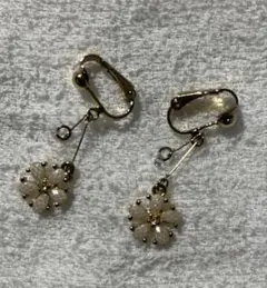 花モチーフ ゴールド イヤリング