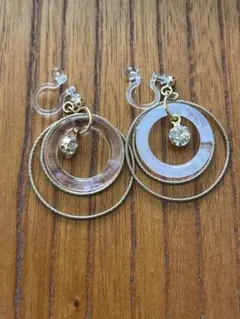 クリアアクリルとゴールドのフープ樹脂イヤリング