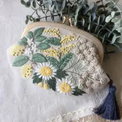 イエローブーケのがま口ポーチ　リバティ　手刺繍　ハンドメイド