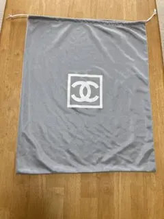 CHANEL グレー ロゴ入り メッシュ巾着収納バッグ