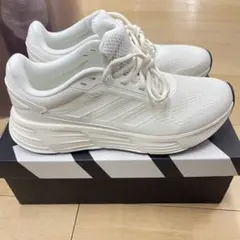 adidas running ホワイトスニーカー