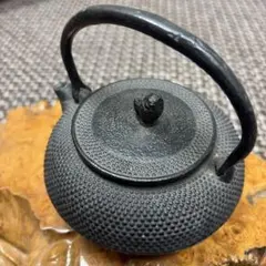 未使用品、供箱、栞、取説付　南部名工金秀 及春鋳造捻鉉算盤形アラレ南部鉄瓶 南部名工金秀 及春鋳造 アラレ 南部鉄瓶 南部鉄器 - メルカリ