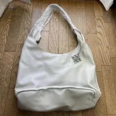 新品未使用　グレージュショルダーバッグ ロゴチャーム付き
