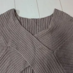 ベージュ クロスオーバー ニットセーター