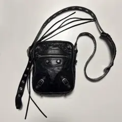 BALENCIAGA LECAGOLE ケース/airpods Buy Balenciaga Silver Le Cagole Flap AirPods Case in Arena