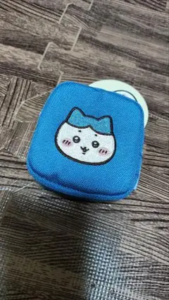ちいかわ カラビナつき刺繍スクエアミニポーチ　ハチワレ