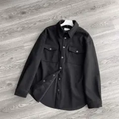 ブラックフリース風ボタンシャツ