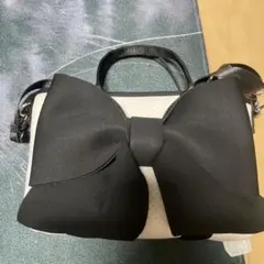 リボン付きホワイトとブラックハンドバッグ