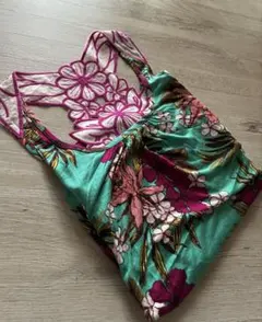 Forever21 花柄刺繍 バックデザイン タンクトップ Sサイズのサムネイル