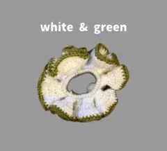 フリル付き編みシュシュ ホワイトとグリーン