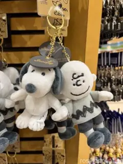 レア　USJ モノクロ　チャーリーブラウン マスコット キーホルダー　2022