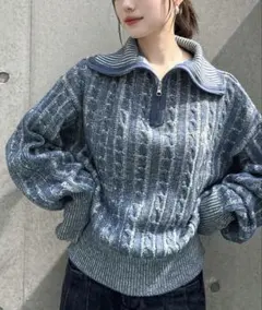 【mily bilet】クロップド丈配色ケーブル編み胸刺繍ハーフジップニットのサムネイル