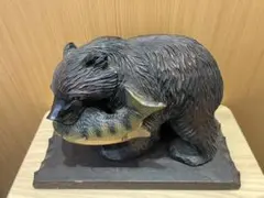 鮭をくわえた 木彫りの熊 置物
