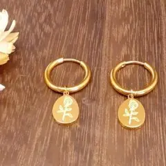 薔薇デザインが素敵なフープピアス　ゴールド　取外し可能