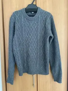 ユニクロ　グレー ケーブルニット セーター