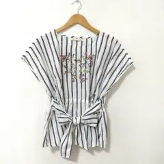 ストライプ柄 刺繍 半袖ブラウスのサムネイル