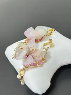 フラワーモチーフ 揺れるイヤリング ピンク