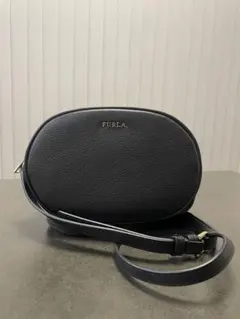 【美品】FURLA ブラック オーバルショルダーバッグ