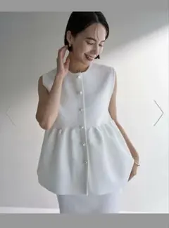 LILY BROWN バルーンぺプラムベアトップス ホワイト - メルカリ
