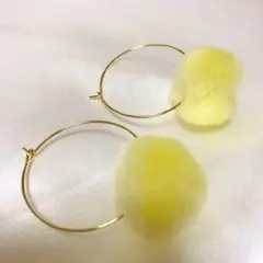 レモンイエローのポンポンファーのゴールドフープピアス