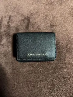 マークジェイコブス MARC JACOBS二つ折り財布 M0013051 001 - メルカリ