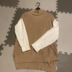 ベージュ タートルネック ノースリーブニットとシャツ