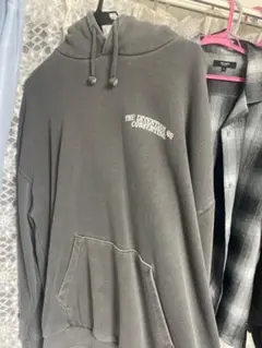 グレー フード付きパーカー プリントあり