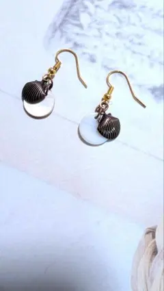 シェルとラウンドシェルのハンドメイドピアス
